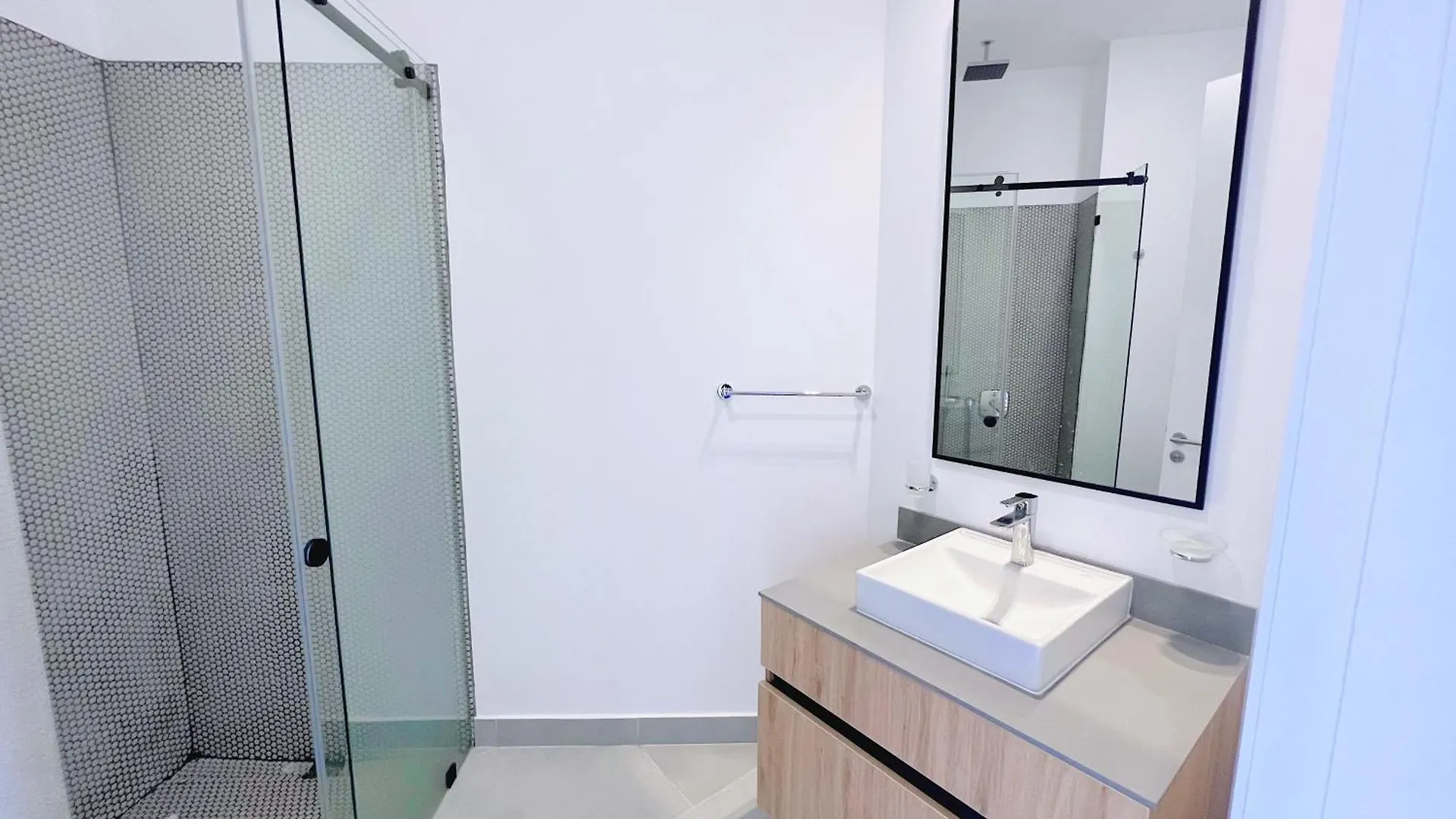 Minimalist Suite In The Tallest Building Iqon Quito 0*,