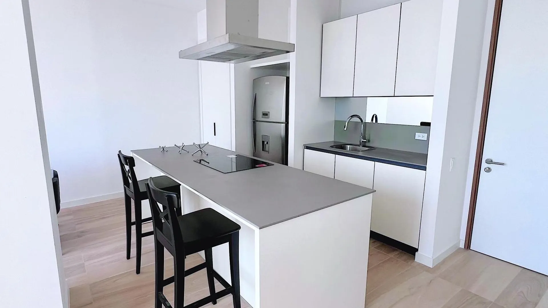 Minimalist Suite In The Tallest Building Iqon Quito Ecuador