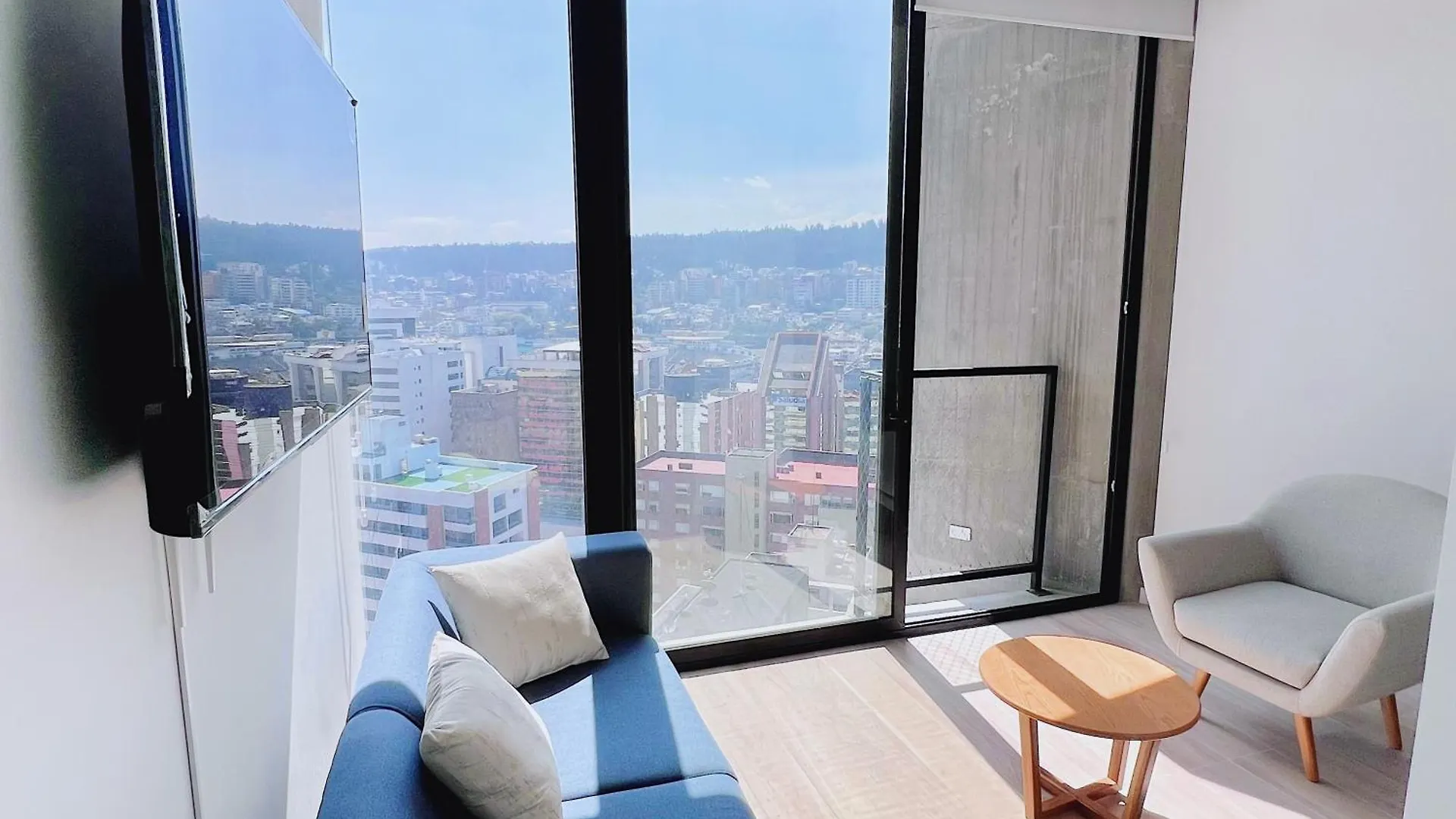 Minimalist Suite In The Tallest Building Iqon Quito 0*,  Ecuador