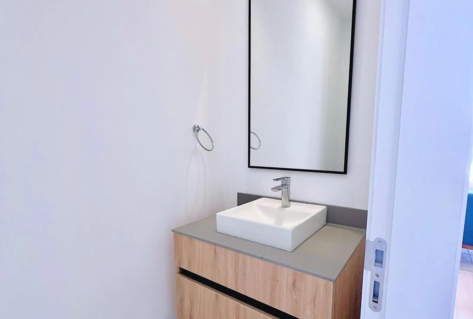 Minimalist Suite In The Tallest Building Iqon Quito