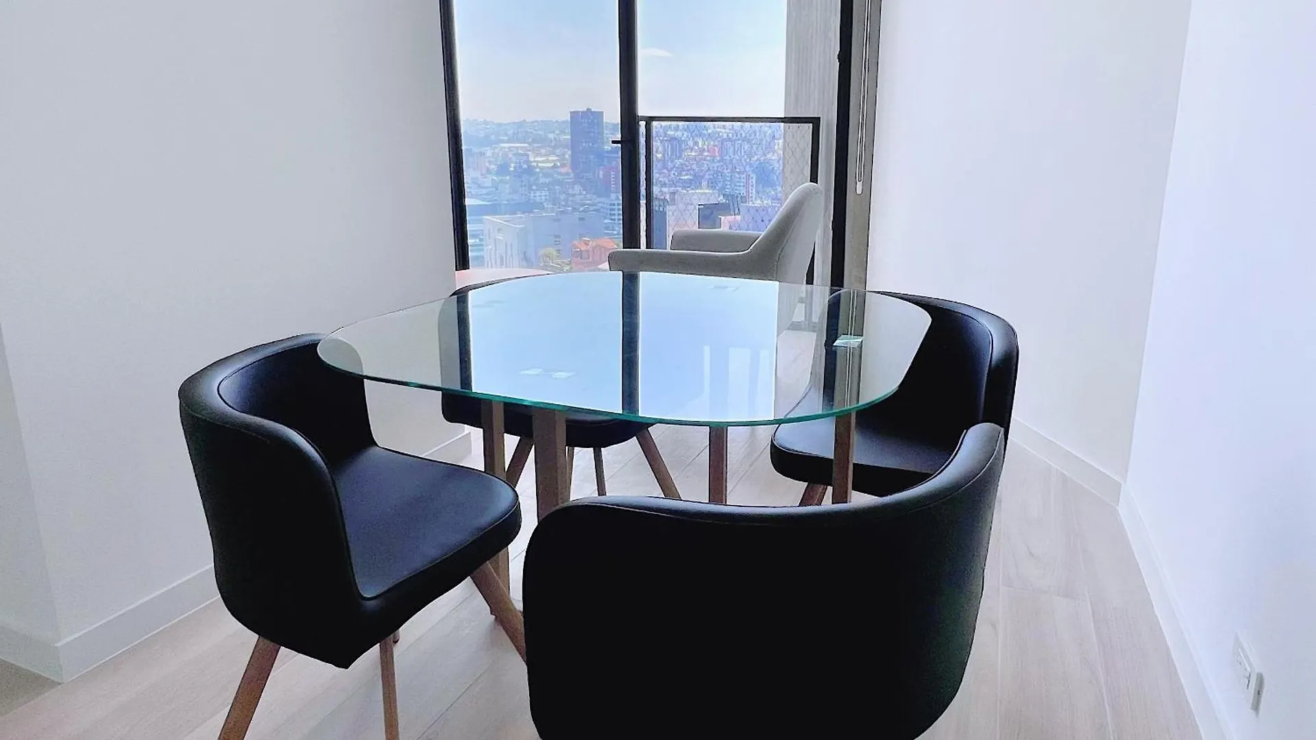 Minimalist Suite In The Tallest Building Iqon Quito